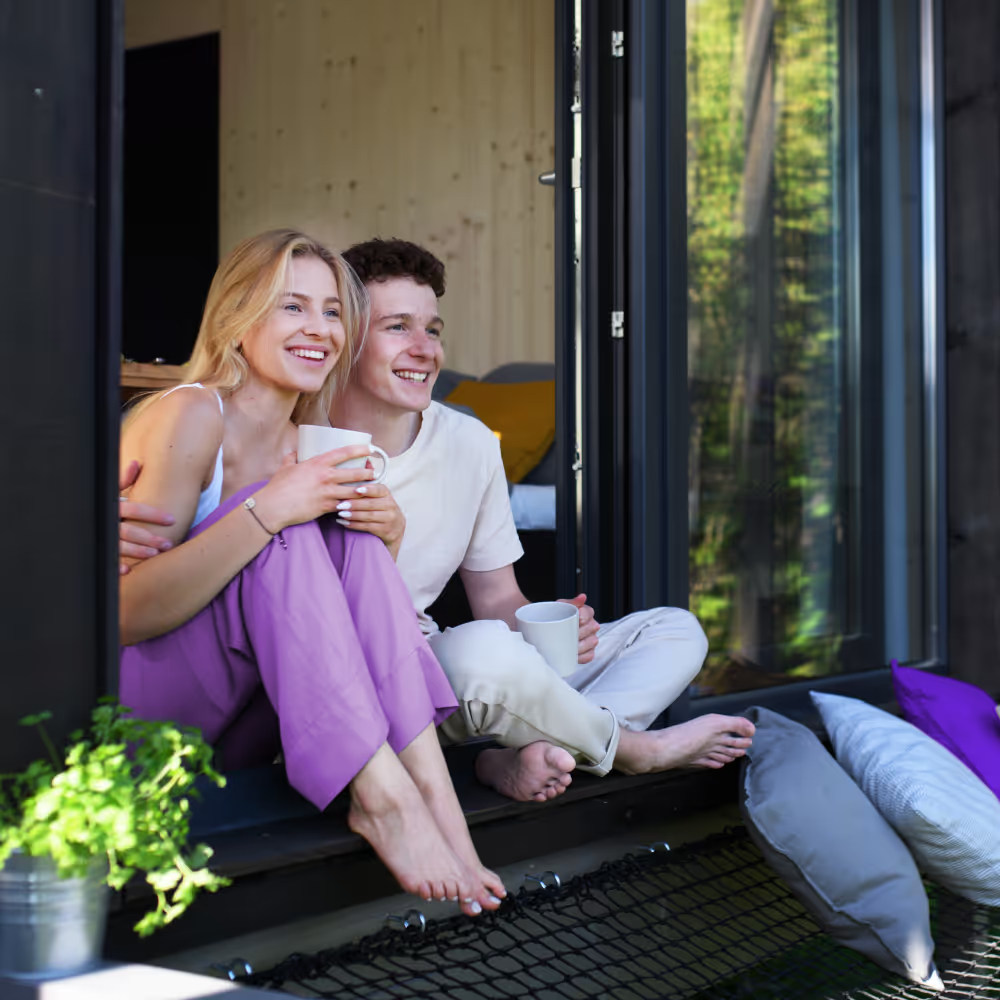 Paar mit Kaffee auf der Terrasse